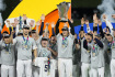 Japonští baseballisté se radují s trofejí poté, co potřetí vyhráli prestižní World Baseball Classic (WBC). Ve finále pátého ročníku porazili v Miami americké obhájce prvenství 3:2. 21. března 2023.
