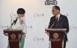 Předsedkyně Poslanecké sněmovny Markéta Pekarová Adamová (vlevo) hovoří po příletu na letiště Songshan v Tchaj-peji s předsedou tchajwanského zákonodárného sboru Yu Shyi-kunem, 25. března 2023.