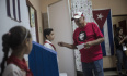 Muž v tričku s podobiznou Ernesta Che Guevary se chystá odevzdat svůj hlas ve volební místnosti v Havaně, 26. března 2023.