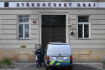 Policejní vůz stojí před sídlem středočeského krajského úřadu v Praze, 27. března 2023.