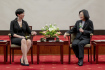 Předsedkyně Poslanecké sněmovny Markéta Pekarová Adamová (zleva) v Tchaj-peji během setkání s tchajwanskou prezidentkou Cchaj Jing-wen (vpravo). 