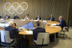 Pezident Mezinárodního olympijského výboru (MOV) Thomas Bach (vpravo) na jednání výkonné rady MOV, 28. března 2023. 