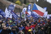 Demonstrace odborového svazu KOVO proti důchodové reformě a emisní normě Euro 7, 29. března 2023, Praha. Demonstranti před Strakovou akademií.