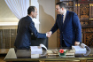 Japonský velvyslanec Hideo Suzuki (vlevo) a ministr zahraničních věcí Jan Lipavský (Piráti) podepsali smlouvu o realizaci českého národního pavilonu pro Expo 2025 v Ósace, 30. března 2023, Ministerstvo zahraničních věcí, Praha.