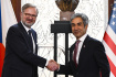 Premiér Petr Fiala (vlevo) přijal amerického velvyslance Bijana Sabeta, 30. března 2023, Praha.