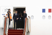 Francouzský prezident Emmanuel Macron vystupuje z letadla na letišti v Pekingu, 5. dubna 2023.