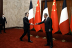 Francouzský prezident Emmanuel Macron (vlevo) a nový čínský premiér Li Čchiang (vpravo) v Pekingu, 6. dubna 2023.