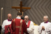Papež František slouží velkopáteční mši ve Svatopetrské bazilice ve Vatikánu, 7. dubna 2023.