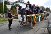 Členové mužského pěveckého sboru Nětčičáci projížděli městem v obnovené tradici na žebřiňáku taženém koňmi, 1é. dubna 2023, Kyjov, Hodonínsko.