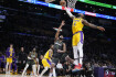 Utkání předkola play off NBA LA Lakers - Minnesota, 11. dubna 2023. Zprava basketbalista Lakers LeBron James a Jordan McLaughlin z Minnesoty.