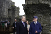 Zleva irský ministr zahraničí Micheál Martin a americký prezident Joe Biden v areálu zříceniny hradu Carlingford, 12. dubna 2023.