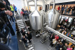 Vinohradský pivovar slavnostně otevřel nový pivovar v Káraném, 13. dubna 2023, Kárané. Spolumajitelé Vinohradského pivovaru Dan Hojdar a Václav Hrabák (zleva) pivovar slaví osevně otevřeli.