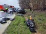Při čelní srážce dvou osobních aut u Koclířova na Svitavsku zemřeli 14. dubna 2023 tři lidé, další dva se zranili. 