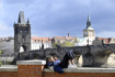 Dívka si užívá příjemné jarní počasí u Vltavy, 17. dubna 2023, Praha.