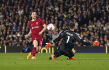Hráč Liverpoolu Diogo Jota střílí gól v utkání anglické fotbalové ligy proti Leedsu, 17. dubna 2023.