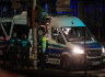 Policisté hlídkují před posilovnou v německém Duisburgu, kde 18. dubna 2023 útočník nožem napadl a vážně zranil čtyři muže.