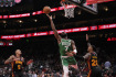 Hráč Boston Celtics Jaylen Brown střílí na koš v zápase playoff NBA proti Atlanta Hawks 21. dubna 2023.