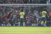 Hráč Liverpoolu Diogo Jota (vlevo) střílí gól v zápase anglické Premier League proti týmu Nottingham Forest 22. dubna 2023.