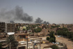 Ilustrační foto - Kouř nad hlavním súdánským městem Chartúmem na snímku z 22. dubna 2023.