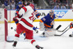 Brankář New York Islanders Ilja Sorokin sleduje, jak hráč Carolina Hurricanes Seth Jarvis (vlevo) střílí gól v zápase playoff NHL 23. dubna 2023.