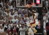 Hráč týmu Miami Heat Jimmy Butler smečuje do koše v utkání zámořské basketbalové NBA, 24. dubna 2023.