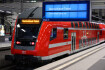 Prezentace celoněmecké jízdenky na berlínském hlavním vlakovém nádraží, 25. dubna 2023.