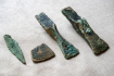 Bronzové sekerky a hrot oštěpu (vlevo) z doby bronzové nalezené za pomoci detektorů kovů v Orlických horách, 25. dubna 2023, Rychnov nad Kněžnou. 