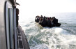 Ilustrační foto - Tuniská pobřežní stráž zastavuje člun s migranty. 18. dubna 2023. 