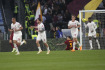 Fotbalisté AC Milán se radují z vyrovnávacího gólu proti AS Řím v utkání 32. kola italské ligy, které se hrálo 29. dubna 2023.