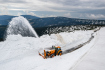 Fréza technických služeb města Pec pod Sněžkou proráží sněhovou bariéru o mocnosti několika metrů na horské cestě mezi Výrovkou a Luční boudou v Krkonoších, 2. května 2023, Trutnovsko.