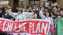 Účastníci průvodu od ministerstva financí k budově ministerstva průmyslu a obchodu, kterým začal studentský protest s názvem Antifosilní jaro, 2. května 2023, Praha. Akci organizují Univerzity za klima (UZK). 