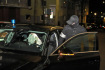 Policista v německém městě Hagen nasedá do auta se zatčenou osobou, 3. května 2023.