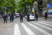 Srbští policisté hlídkují na ulici poblíž školy v Bělehradě, kde střílel 14letý chlapec, 3. května 2023. 
