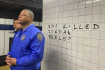 Policista hlídkuje ve stanici newyorského metra, 3. května 2023.