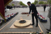 Francouzský prezident Emmanuel Macron si 8. května 2023 na téměř prázdné pařížské třídě Champs-Elysées připomněl konec druhé světové války