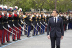 Francouzský prezident Emmanuel Macron si 8. května 2023 na téměř prázdné pařížské třídě Champs-Elysées připomněl konec druhé světové války