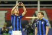 Edin Džeko (vlevo) z Interu Milán se raduje z gólu v semifinálovém utkání Ligy mistrů proti AC Milán, 10. května 2023, Milán.