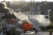 Výbuch po izraelském leteckém útoku v Pásmu Gazy na dům vlastněný představitelem hnutí Islámský džihád, 13. května 2023.
