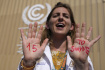 Ilustrační foto - Aktivistka protestuje na klimatickém summitu v Epytě za přijetí limitu průměrného globálního oteplení, 16. listopadu 2022. 