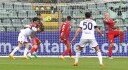 Utkání 36. kola italské ligy Cremona - Boloňa, 20. května 2023. Stefan Posch (vlevo) z Boloni střílí gól.