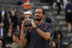 Ruský tenista Daniil Medveděv s trofejí pro vítěze turnaje v Římě, 21. května 2023.