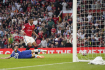Hráč Manchesteru United Anthony Martial střílí druhý gól svého týmu v zápase anglické Premier League proti Chelsea, 25. května 2023.