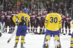 Čtvrtfinále hokejového MS v Rize Švédsko - Lotyšsko, 25. května 2023. Hráči Lotyška a Švédska po utkání.