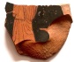 Zlomky antické červenofigurové keramiky z 5. století před naším letopočtem, které nalezli archeologové v trase budoucí dálnice D35 u obce Milovice u Hořic na Jičínsku.