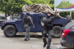Kosovští policisté zasahují při střetech s etnickými Srby, 26. května 2023, Zvečan, Kosovo.