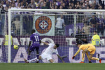 Utkání 37. kola italské fotbalové ligy Fiorentina - AS Řím, 27. května 2023. Jonathan Ikone (vlevo) z Fiorentiny střílí druhý gól svého týmu. 