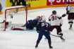 Mistrovství světa v hokeji v Tampere - o 3. místo:USA - Lotyšsko, 28. května 2023. Roberts Bukarts (vpavo) z Lotyšska střílí gól, vlevo brankář Casey DeSmith z USA. 