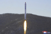 Ilustrační foto - Test severokorejské rakety nesoucí průzkumný satelit na snímku z 18. prosince 2022.