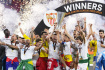 Finále fotbalové Evropské ligy FC Sevilla - AS Řím, 31. května 2023. Hráči Sevilly s pohárem pro vítěze soutěže.