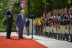 Britský král Karel III. (vpravo) zahájil návštěvu Rumunuska, 2. června 2023, Bukurešť. Vlevo rumunský prezident Klaus Iohannis.